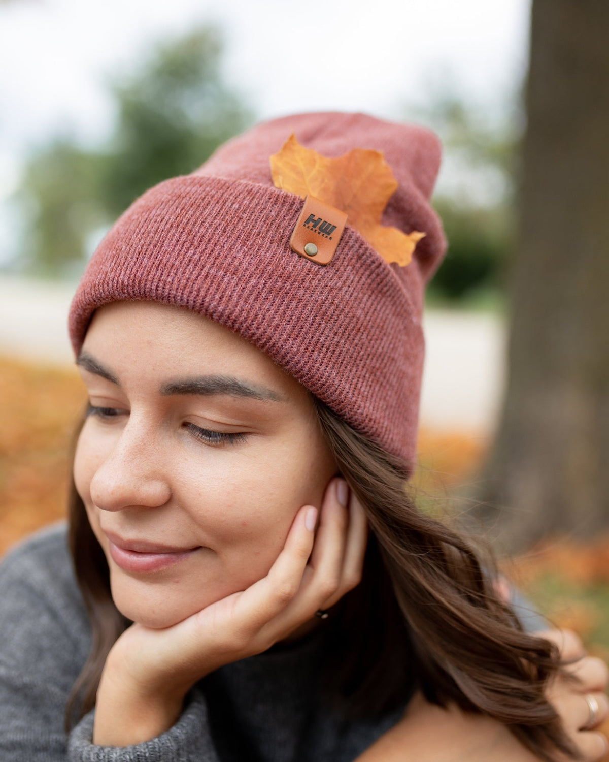 Gorro de punto HAAKWEAR con vuelta · Rusty Burgundy