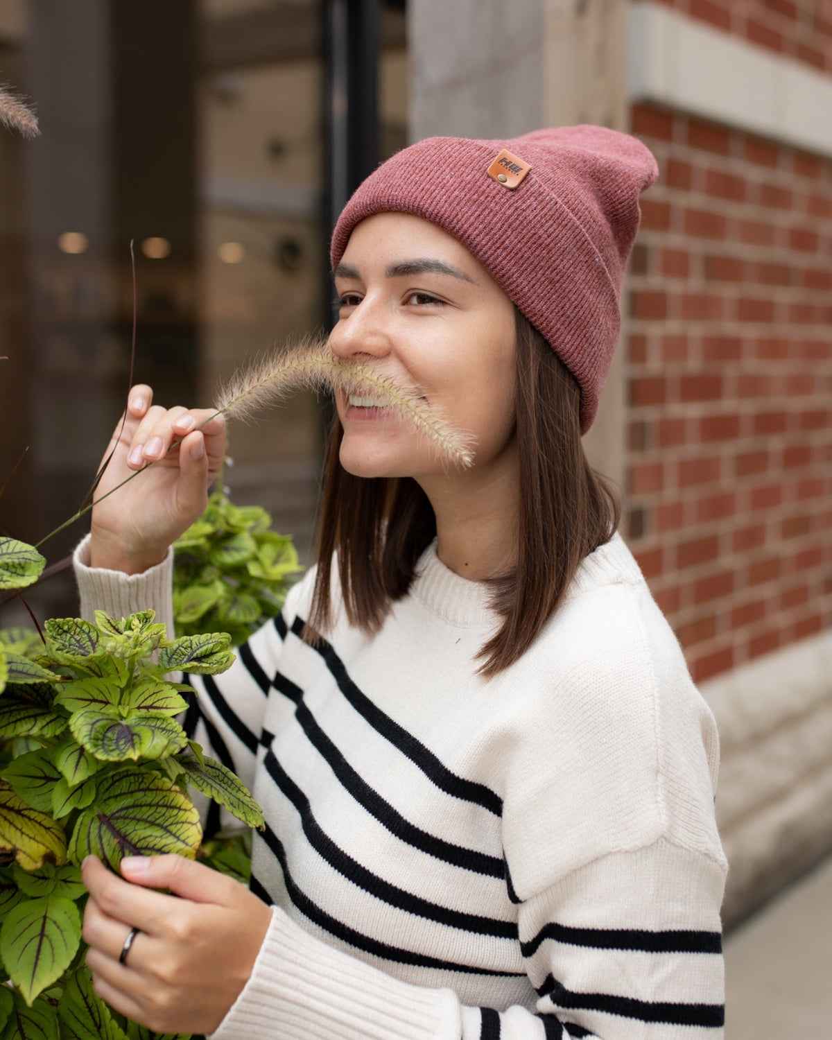 Gorro de punto HAAKWEAR con vuelta · Rusty Burgundy