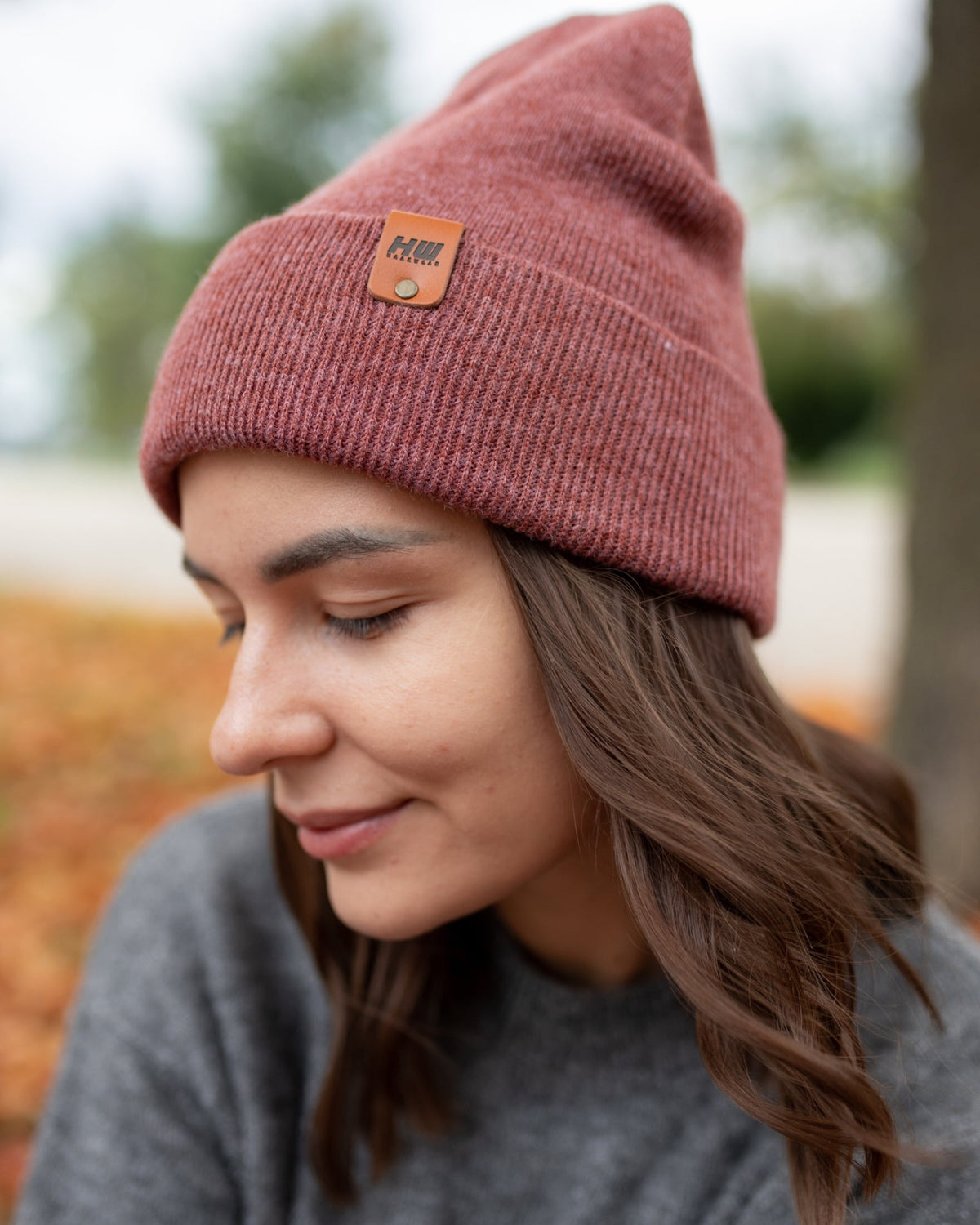 Gorro de punto HAAKWEAR con vuelta · Rusty Burgundy