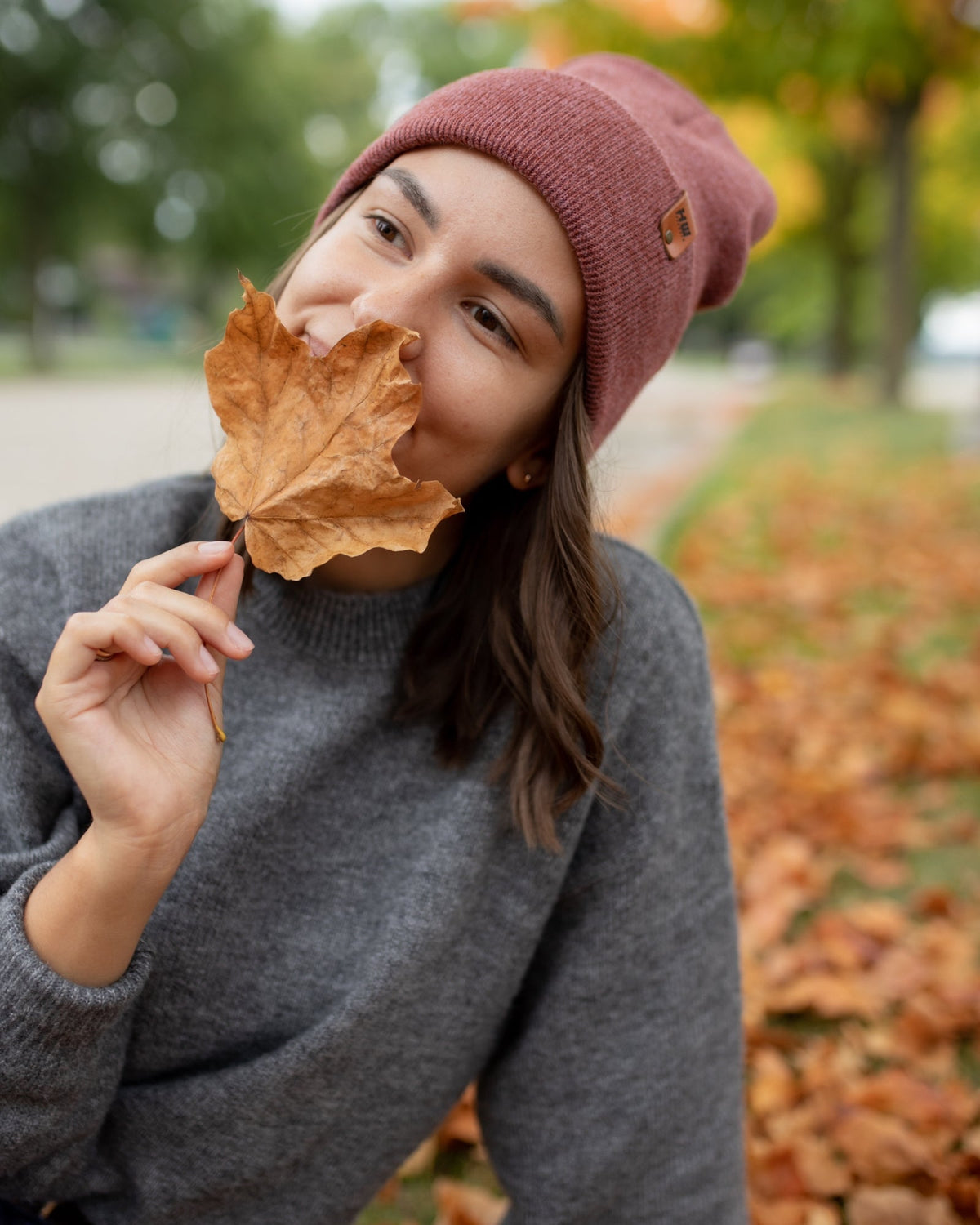 Gorro de punto HAAKWEAR con vuelta · Rusty Burgundy