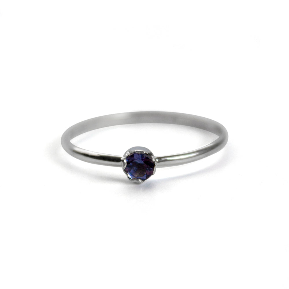 Anillo solitario de iolita en plata 925