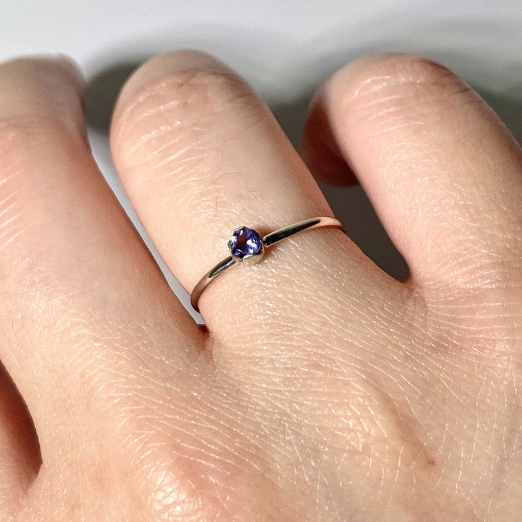 Anillo solitario de iolita en plata 925