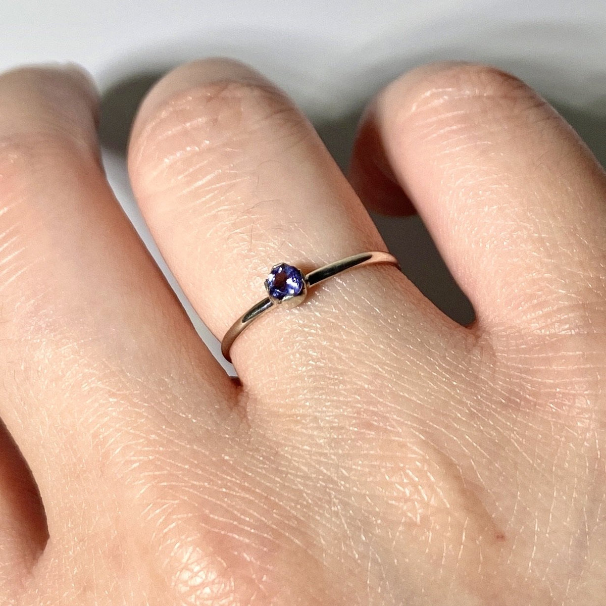 Anillo solitario de iolita en plata 925