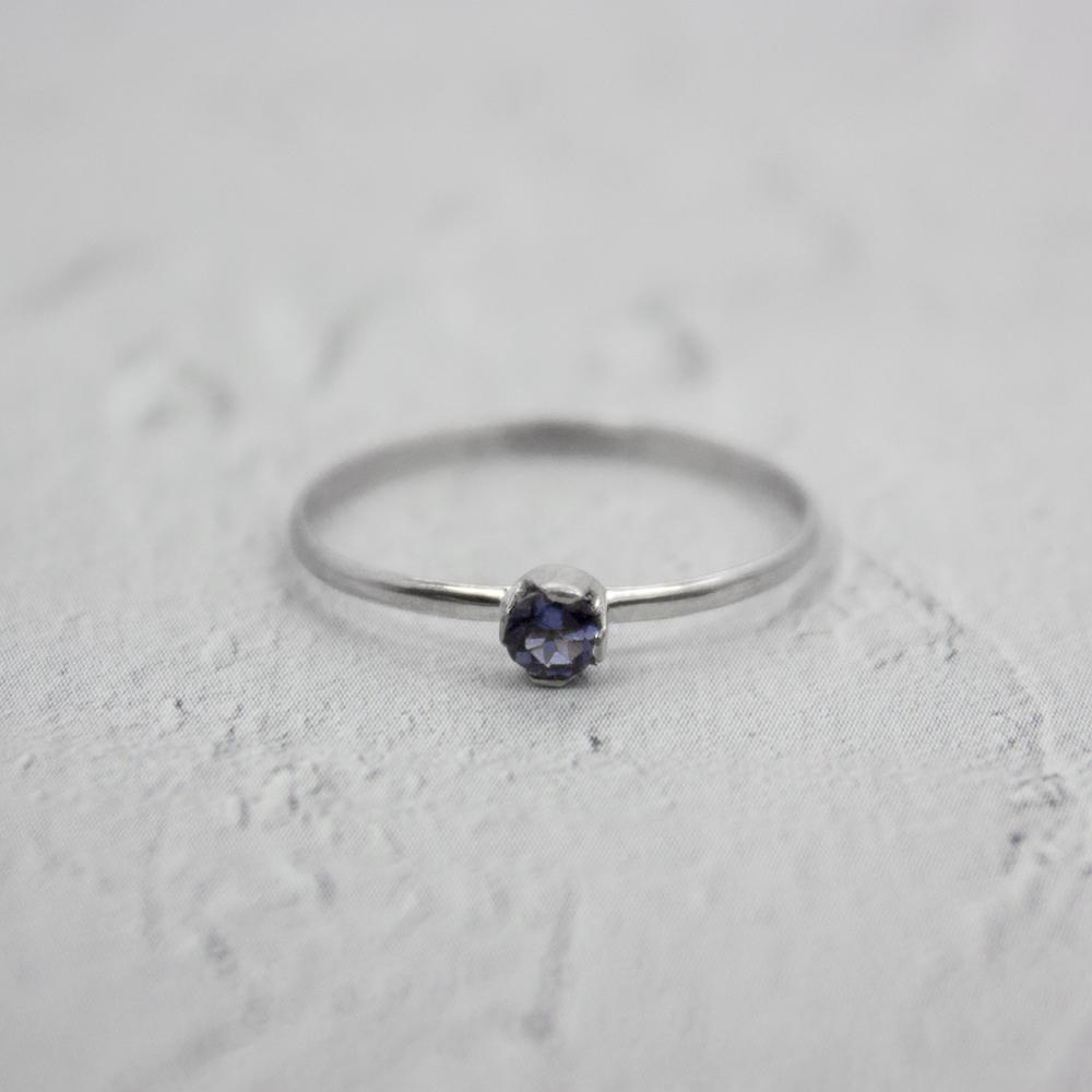 Anillo solitario de iolita en plata 925