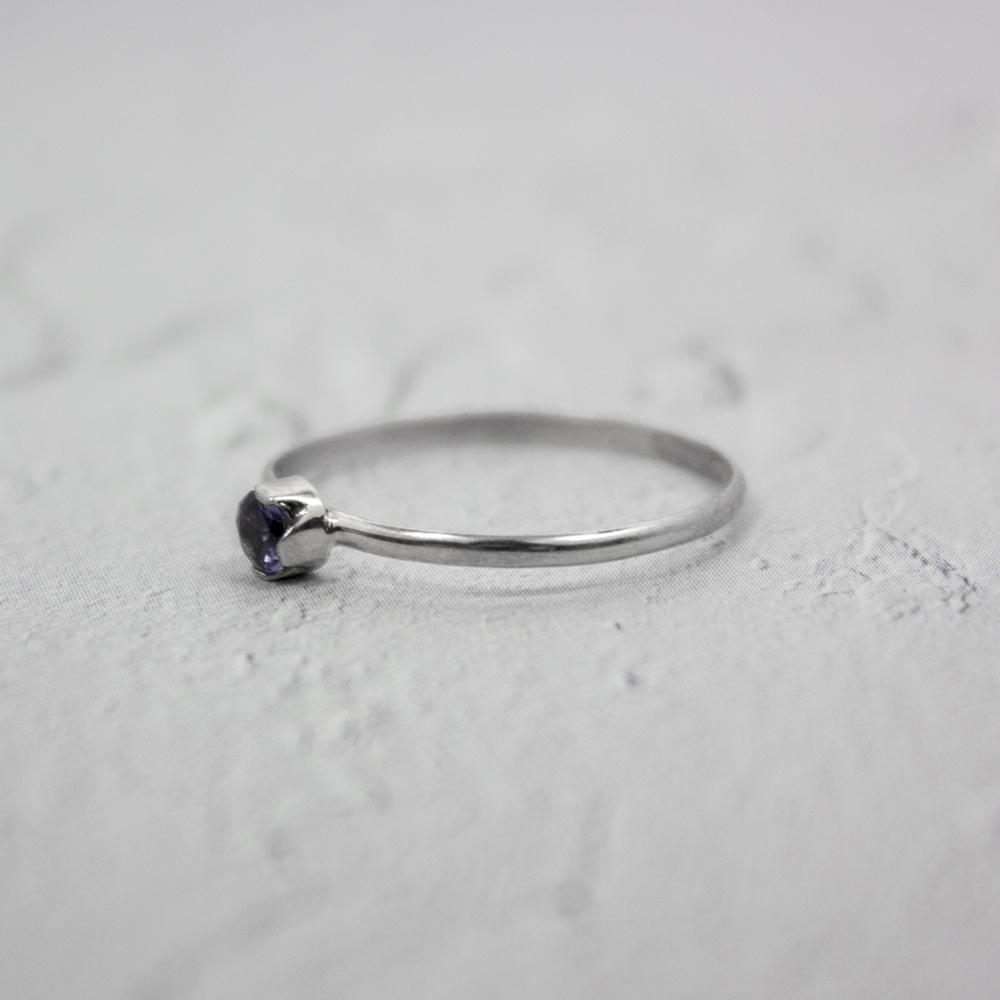Anillo solitario de iolita en plata 925