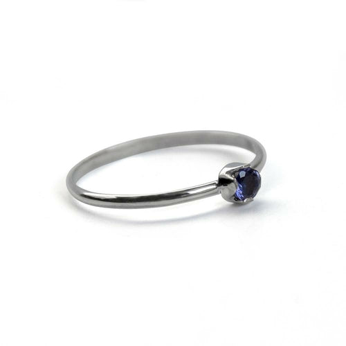 Anillo solitario de iolita en plata 925