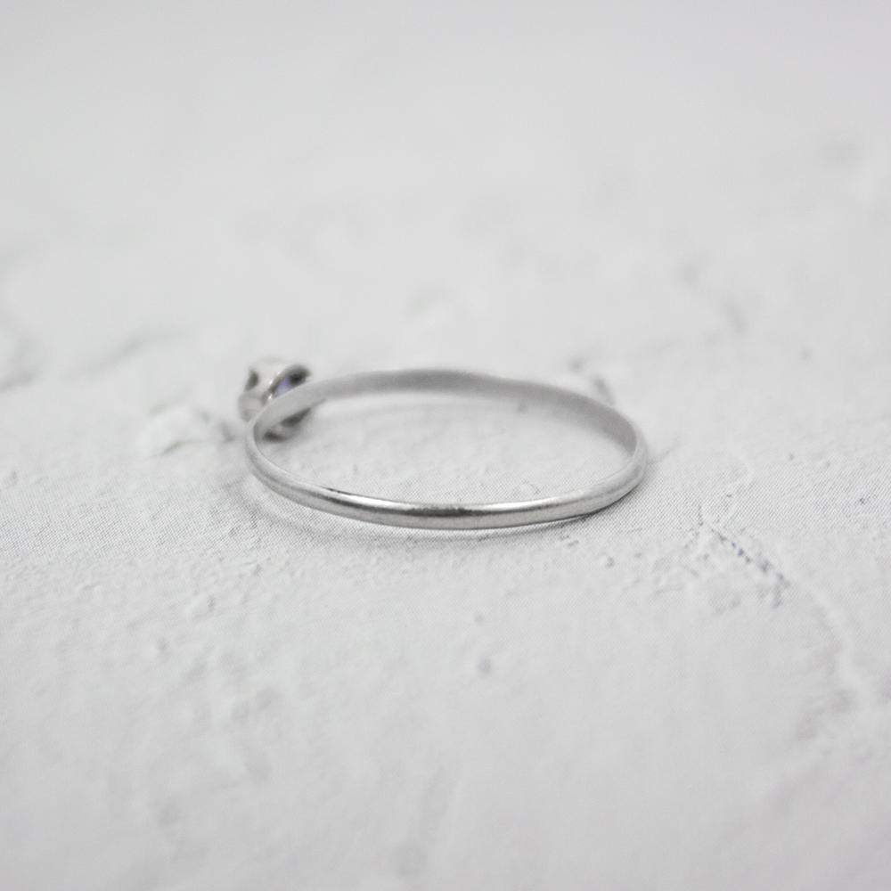 Anillo solitario de iolita en plata 925